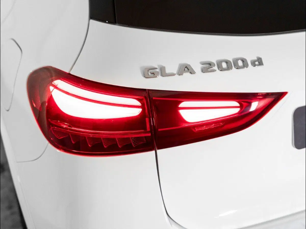 Mercedes-Benz GLA SUV nuova a Macerata (11)