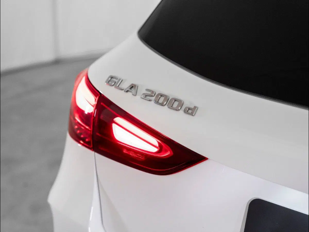 Mercedes-Benz GLA SUV nuova a Macerata (12)