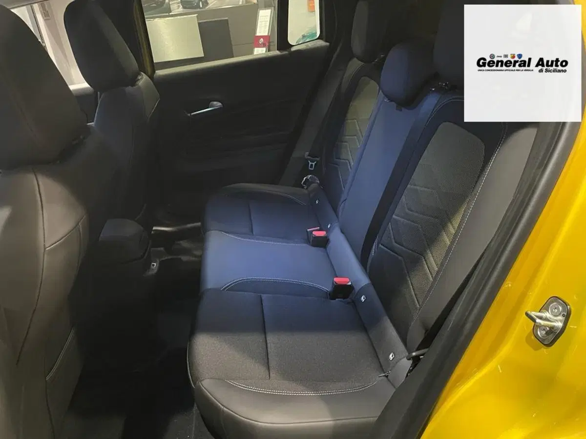 Jeep Avenger nuova a Lucca (12)