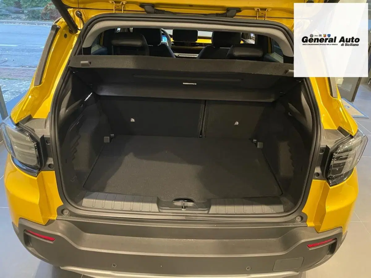 Jeep Avenger nuova a Lucca (15)