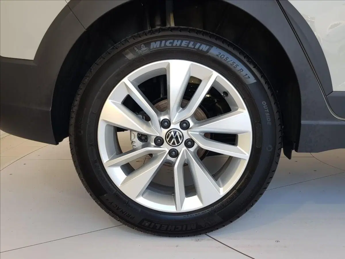 Volkswagen Taigo nuova a Lucca (9)