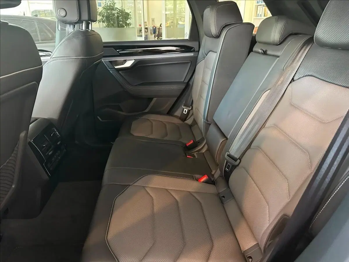 Volkswagen Touareg nuova a Lucca (10)