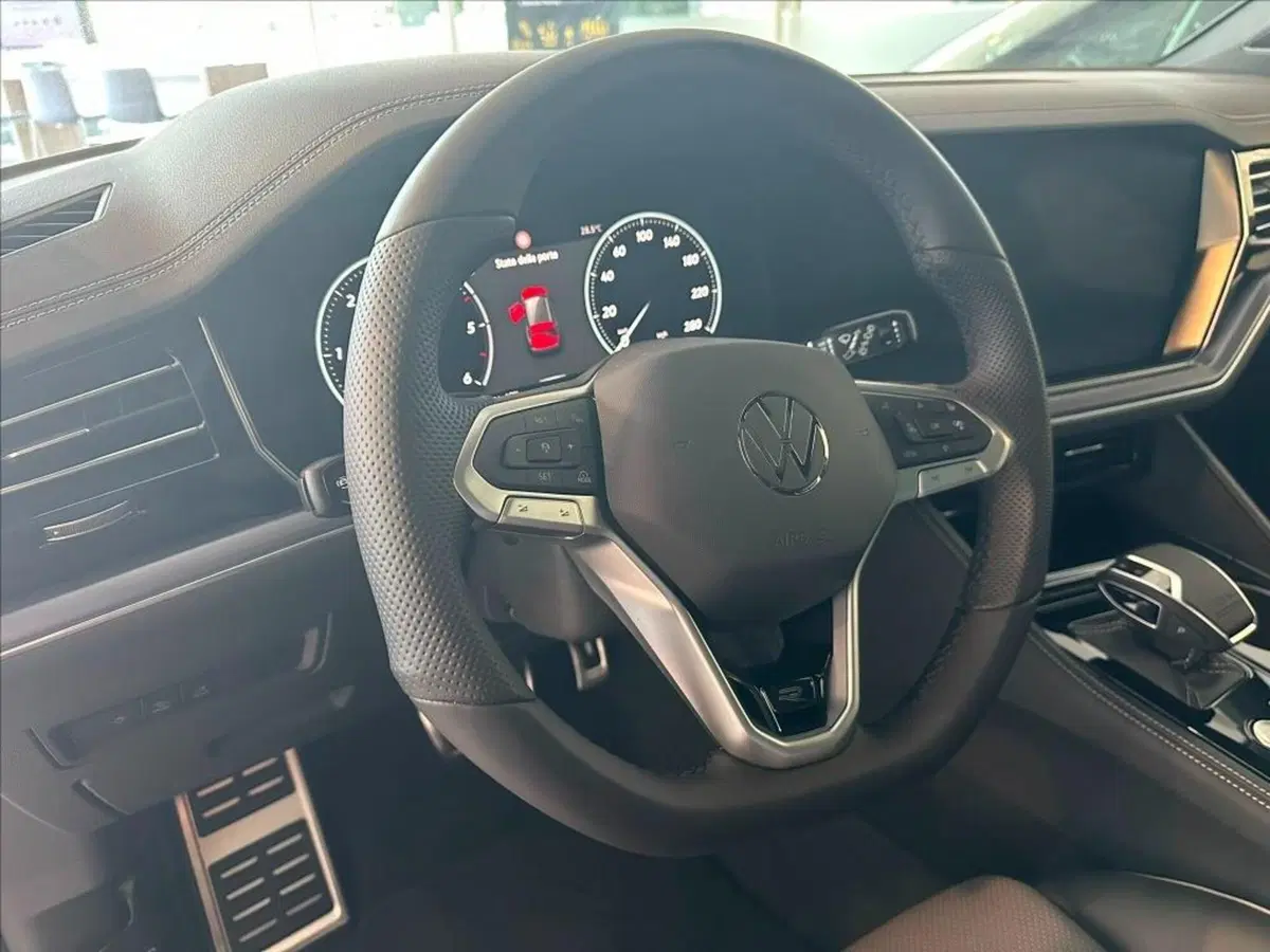 Volkswagen Touareg nuova a Lucca (12)
