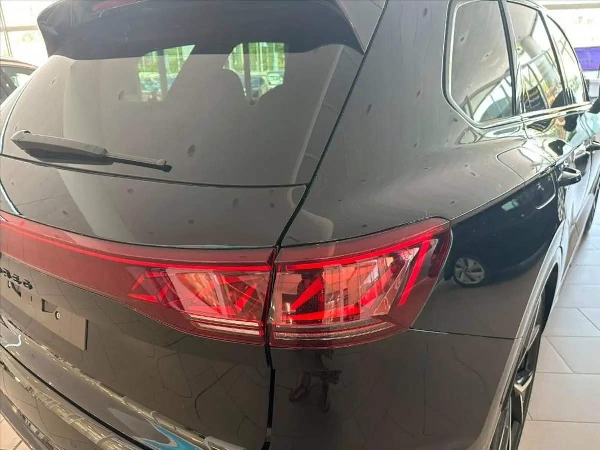 Volkswagen Touareg nuova a Lucca (16)