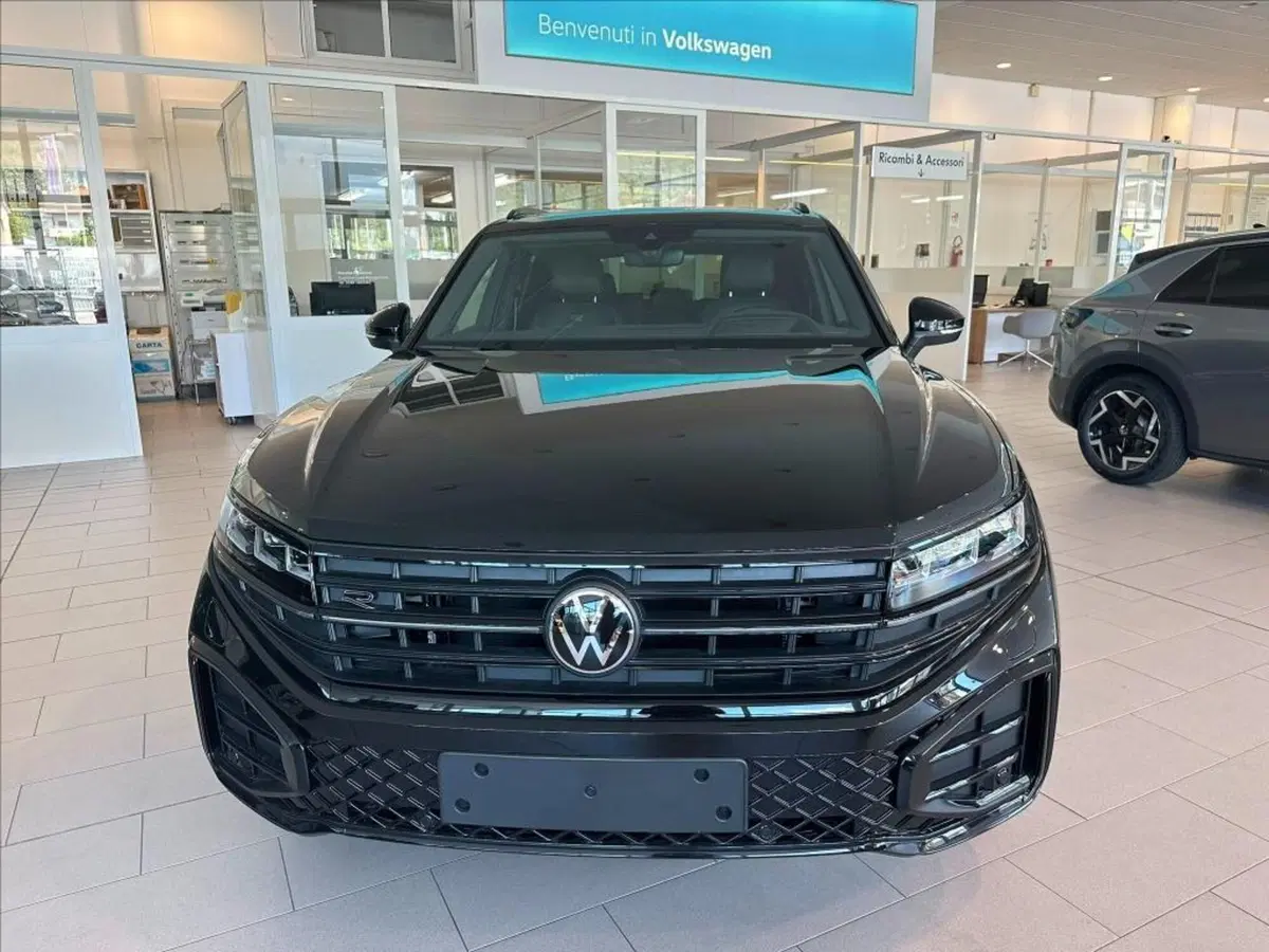 Volkswagen Touareg nuova a Lucca (2)