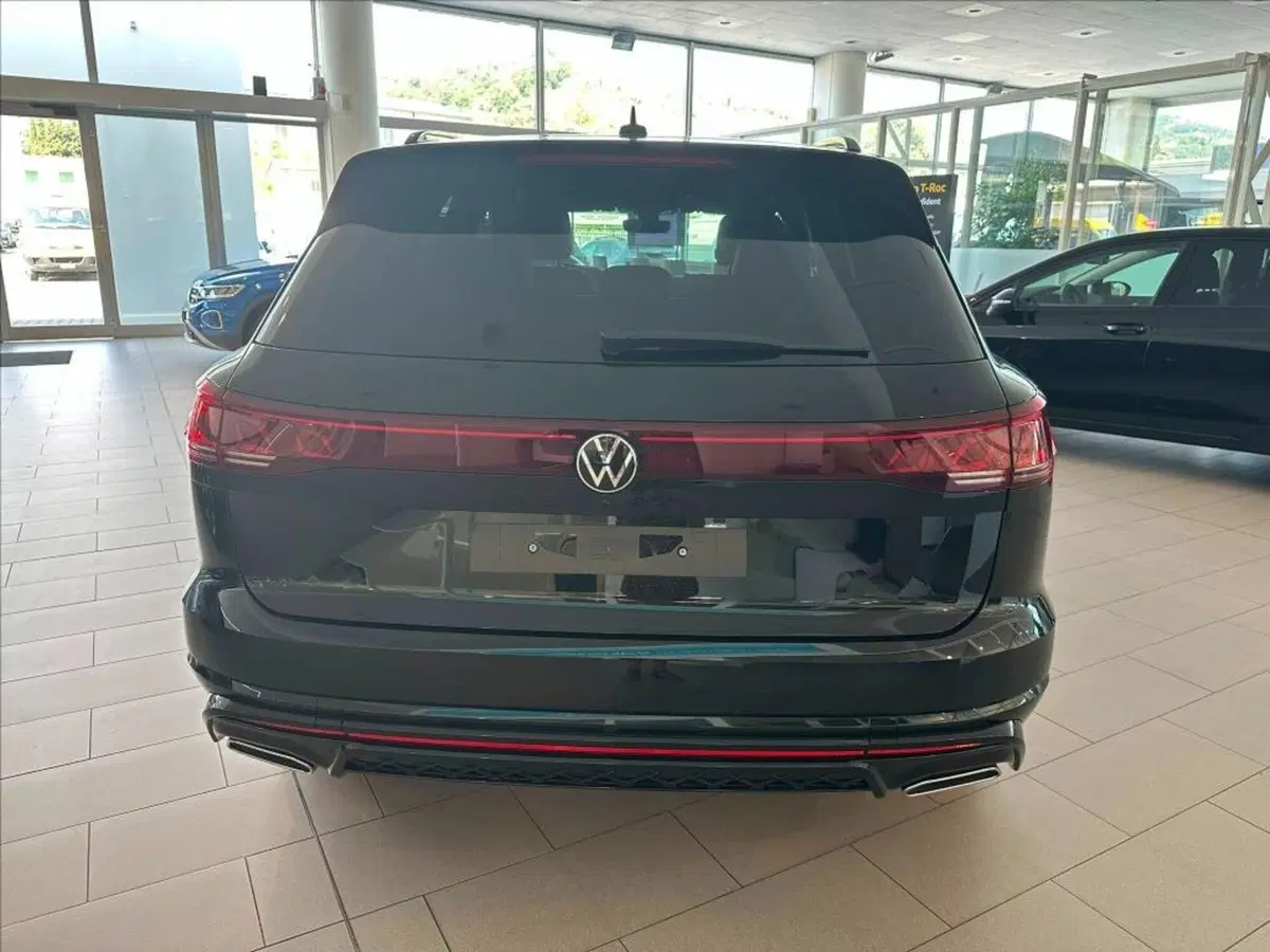 Volkswagen Touareg nuova a Lucca (4)