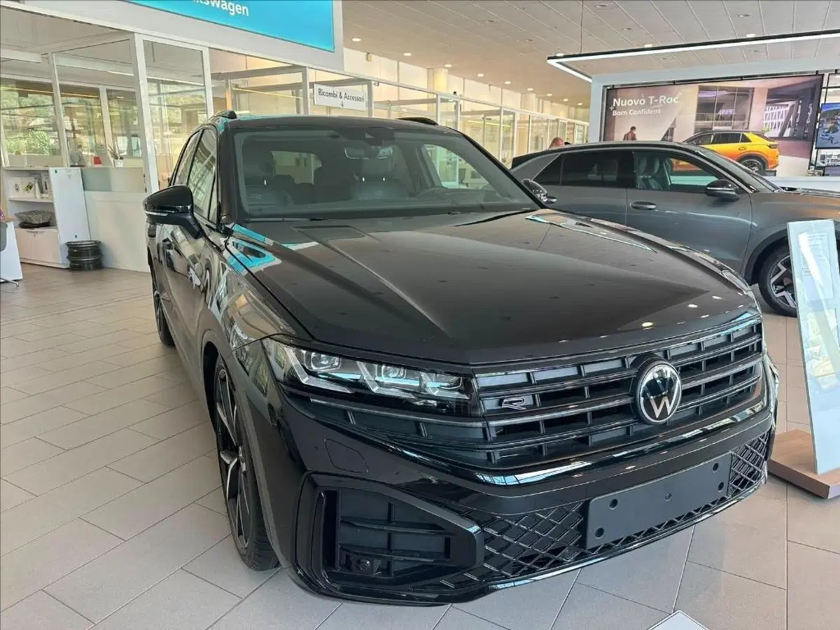 Volkswagen Touareg nuova a Lucca (5)