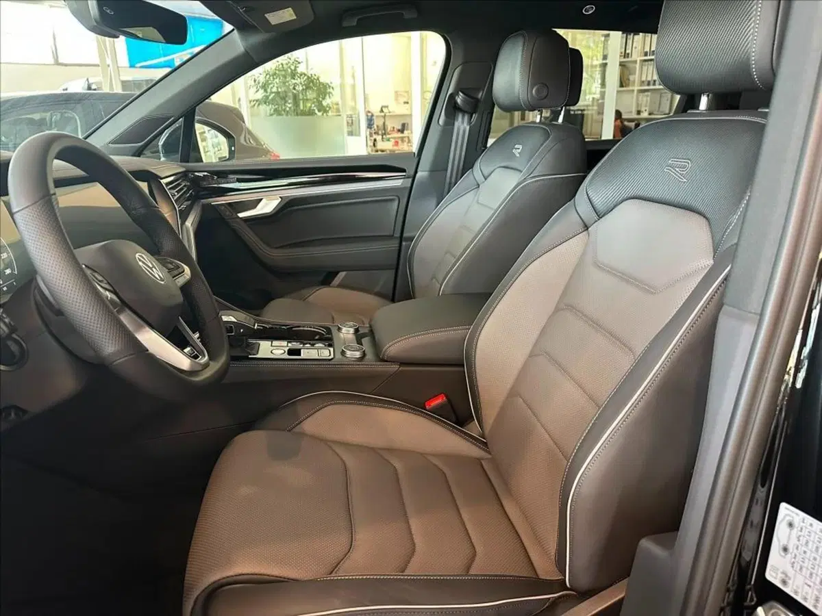 Volkswagen Touareg nuova a Lucca (9)
