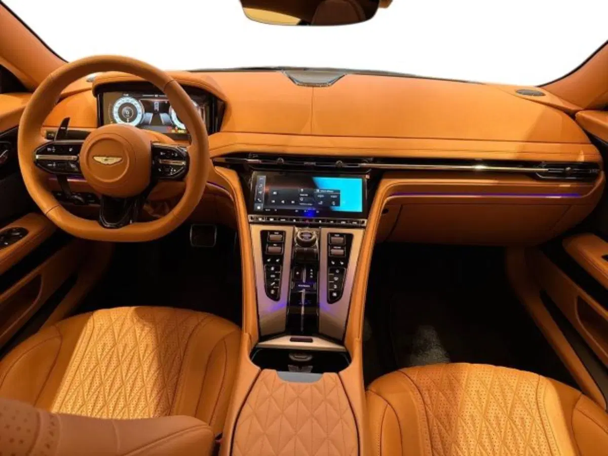 Aston Martin DB12 usata a Bologna (11)