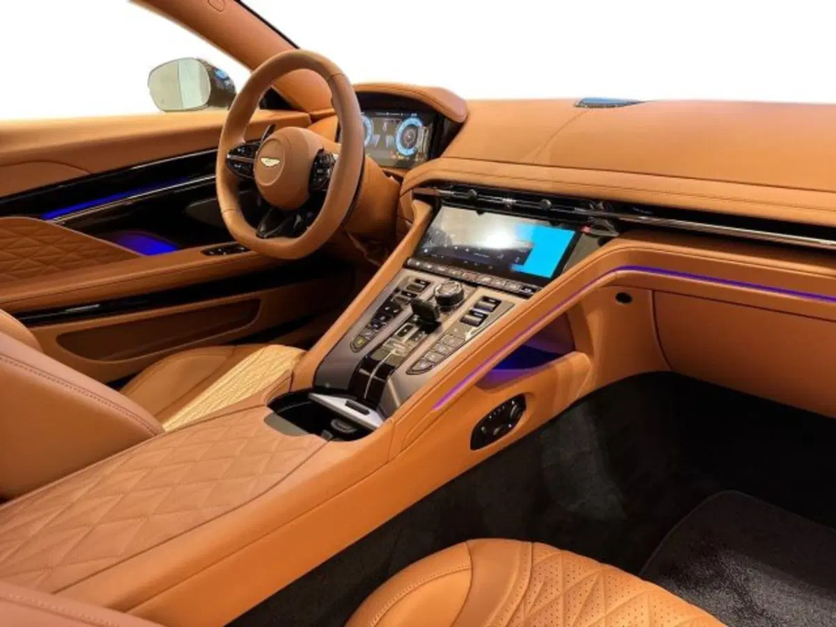 Aston Martin DB12 usata a Bologna (13)