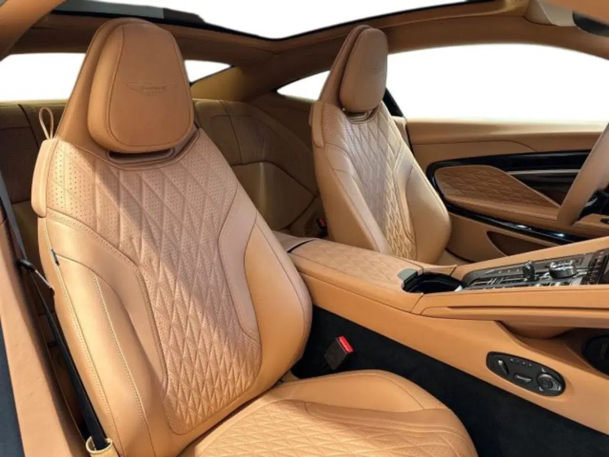 Aston Martin DB12 usata a Bologna (14)