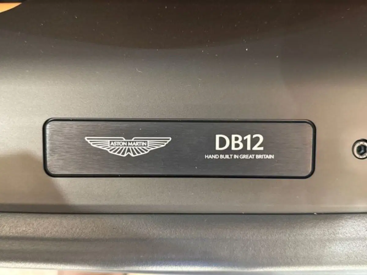Aston Martin DB12 usata a Bologna (15)