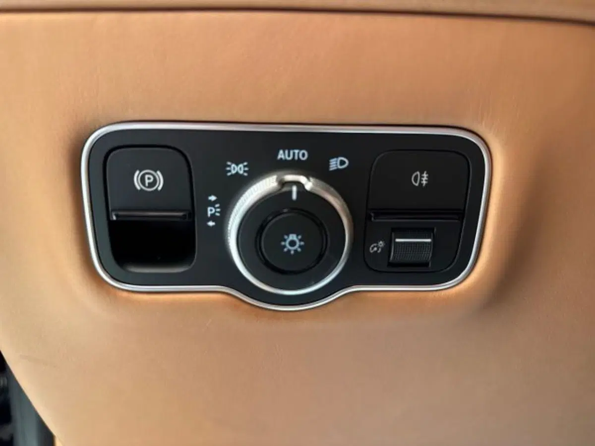 Aston Martin DB12 usata a Bologna (16)
