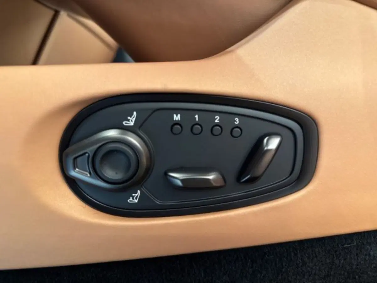Aston Martin DB12 usata a Bologna (18)