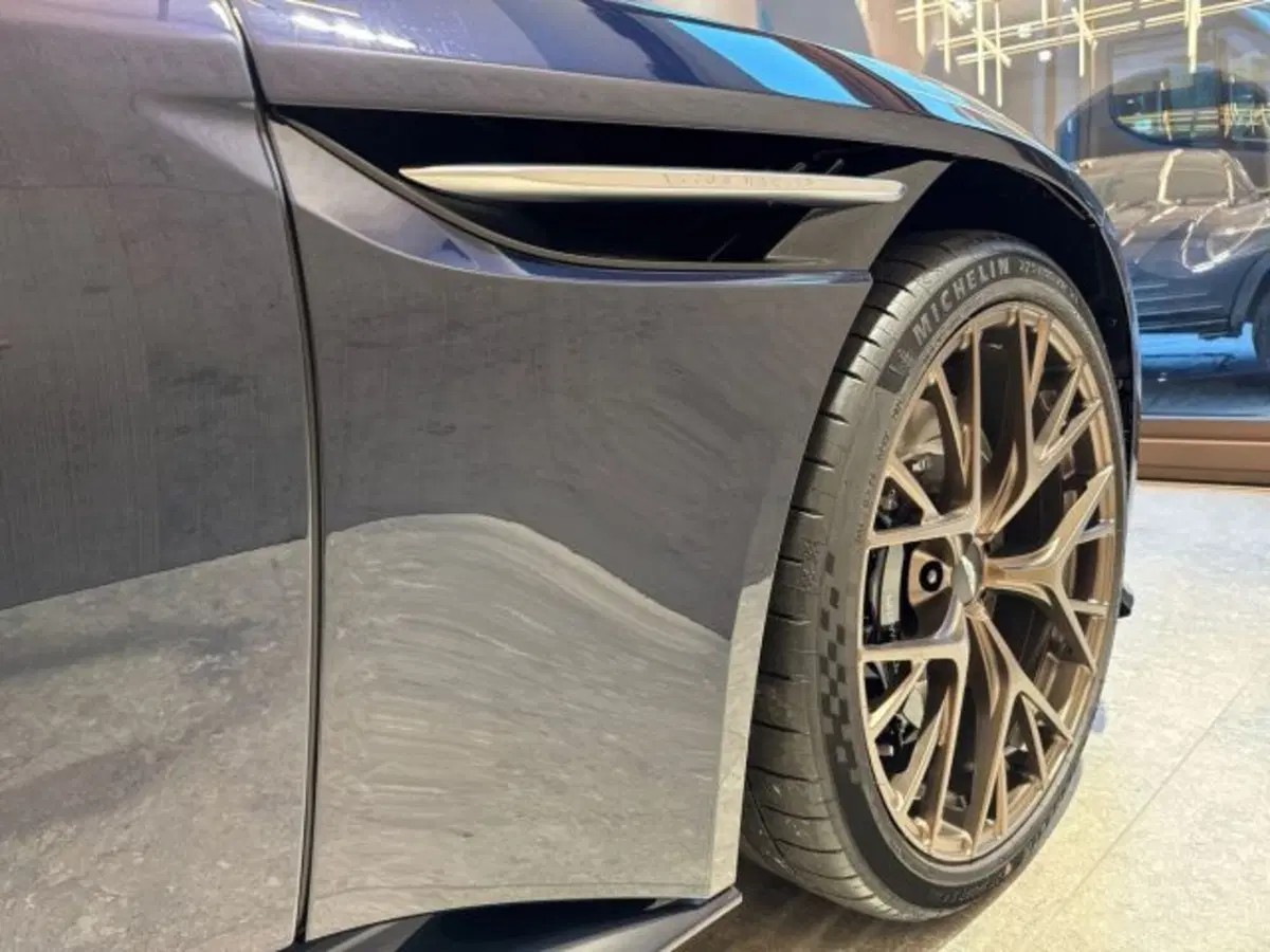 Aston Martin DB12 usata a Bologna (20)