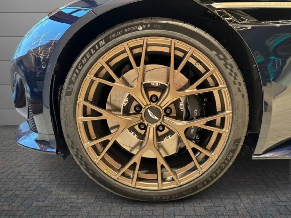 Aston Martin DB12 usata a Bologna (6)