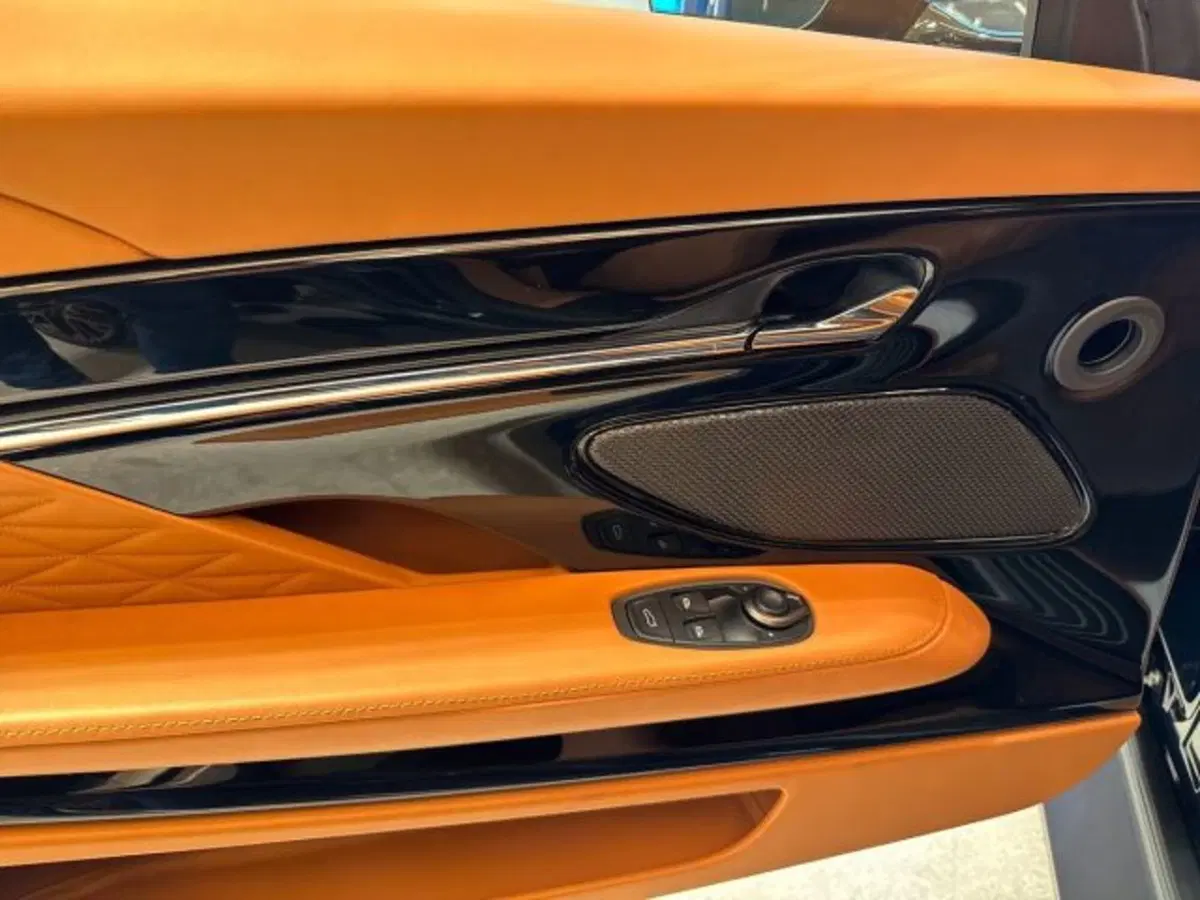 Aston Martin DB12 usata a Bologna (8)