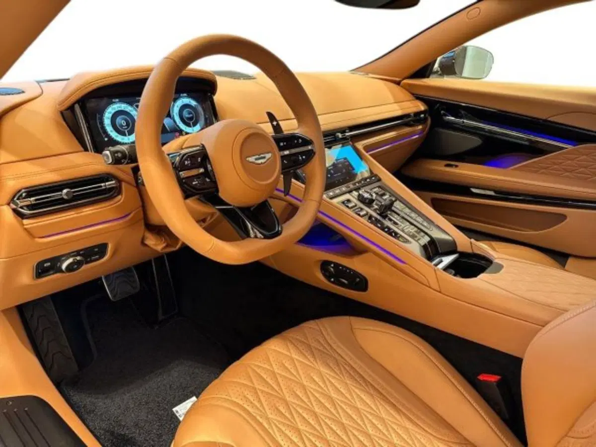 Aston Martin DB12 usata a Bologna (9)