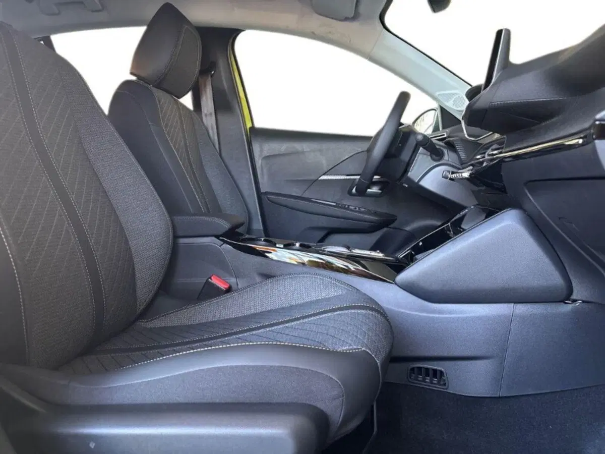 Peugeot 208 nuova a Lecco (11)