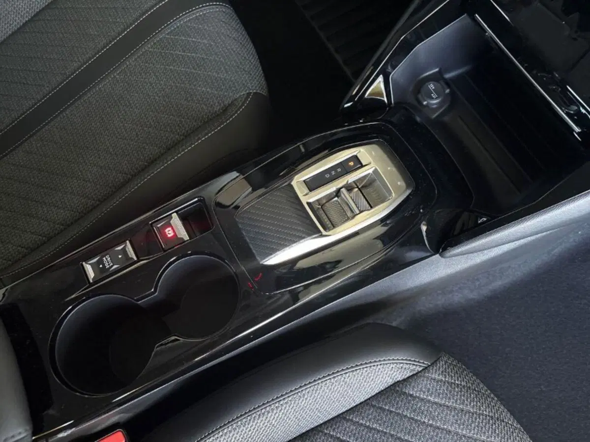 Peugeot 208 nuova a Lecco (13)