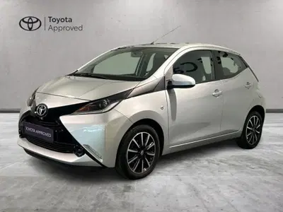 Toyota Aygo 1.0 VVT-i 69 CV 5 porte x-play MMT del 2016 usata a Milano