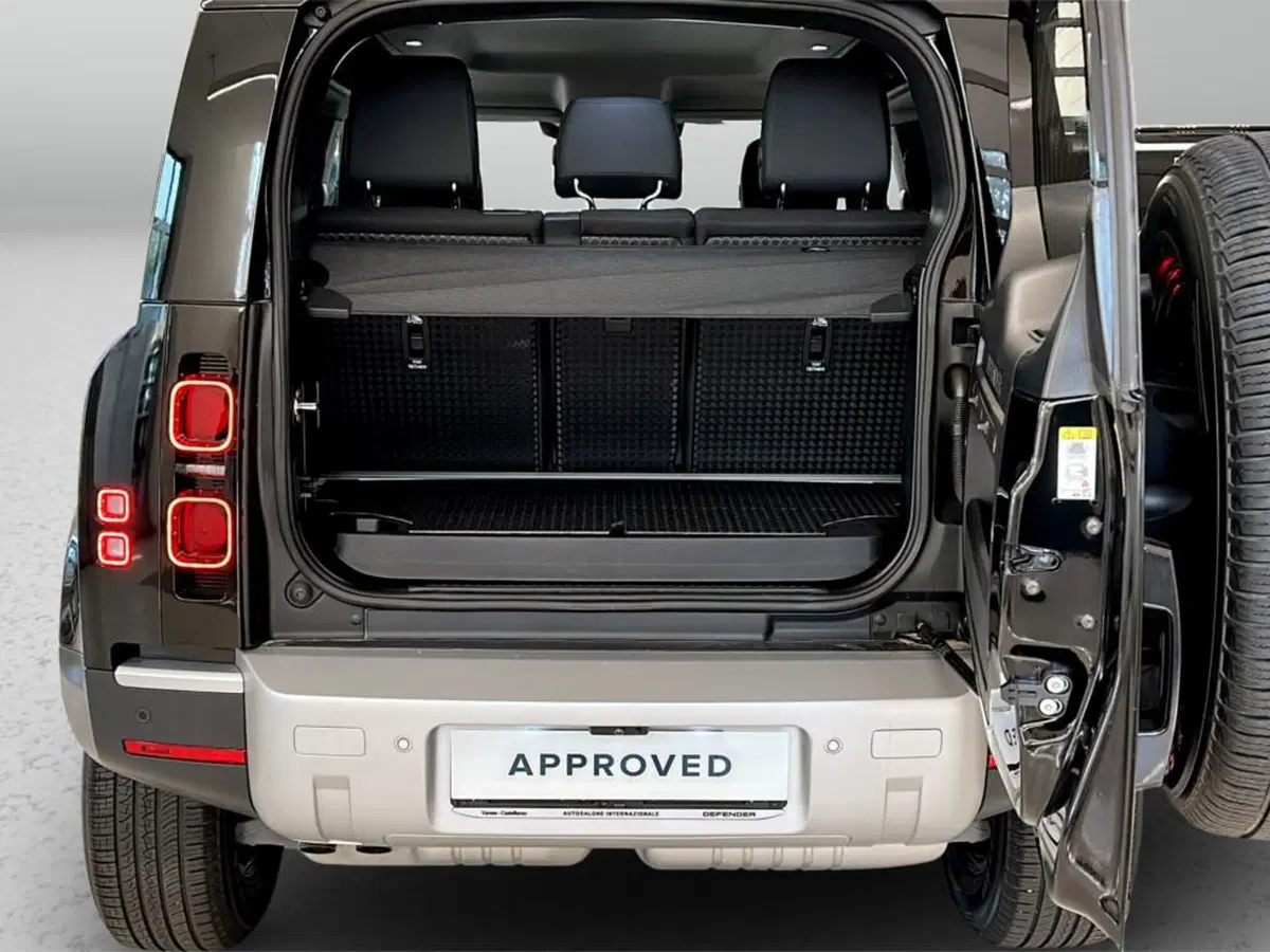 Land Rover Defender nuova a Varese (11)