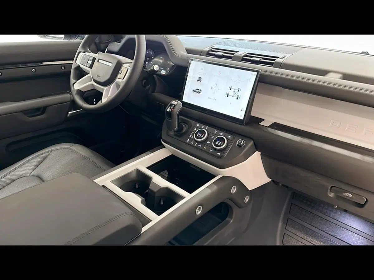Land Rover Defender nuova a Varese (13)