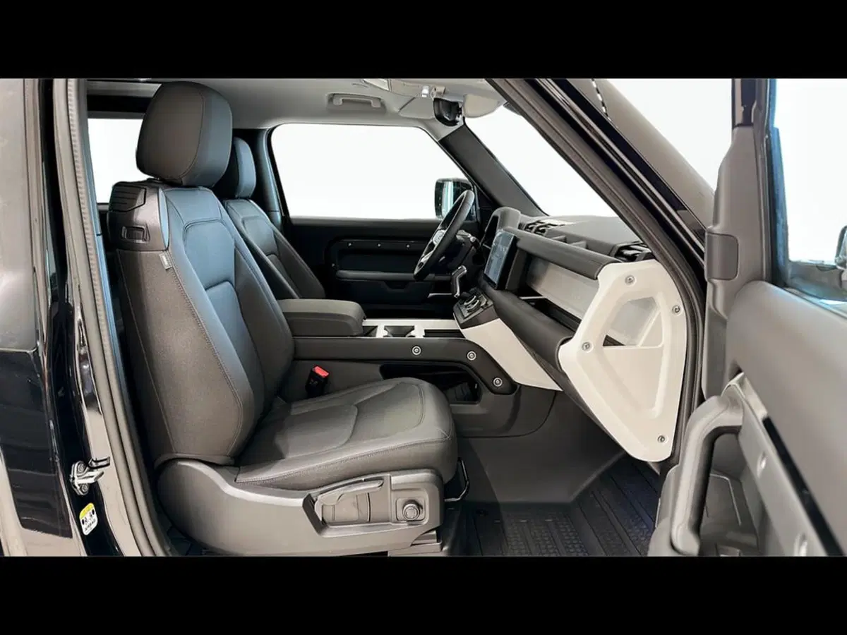 Land Rover Defender nuova a Varese (3)