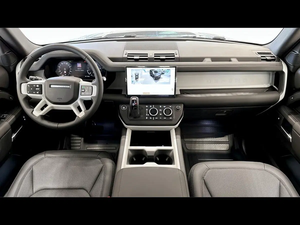 Land Rover Defender nuova a Varese (4)