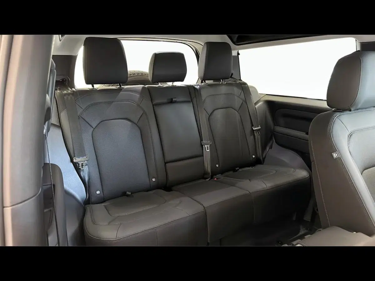 Land Rover Defender nuova a Varese (5)
