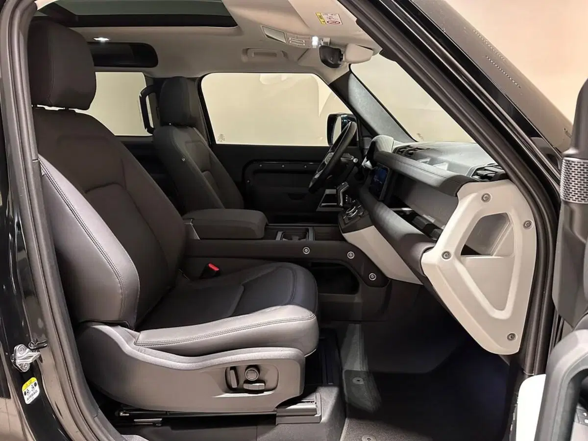 Land Rover Defender usata a Varese (9)