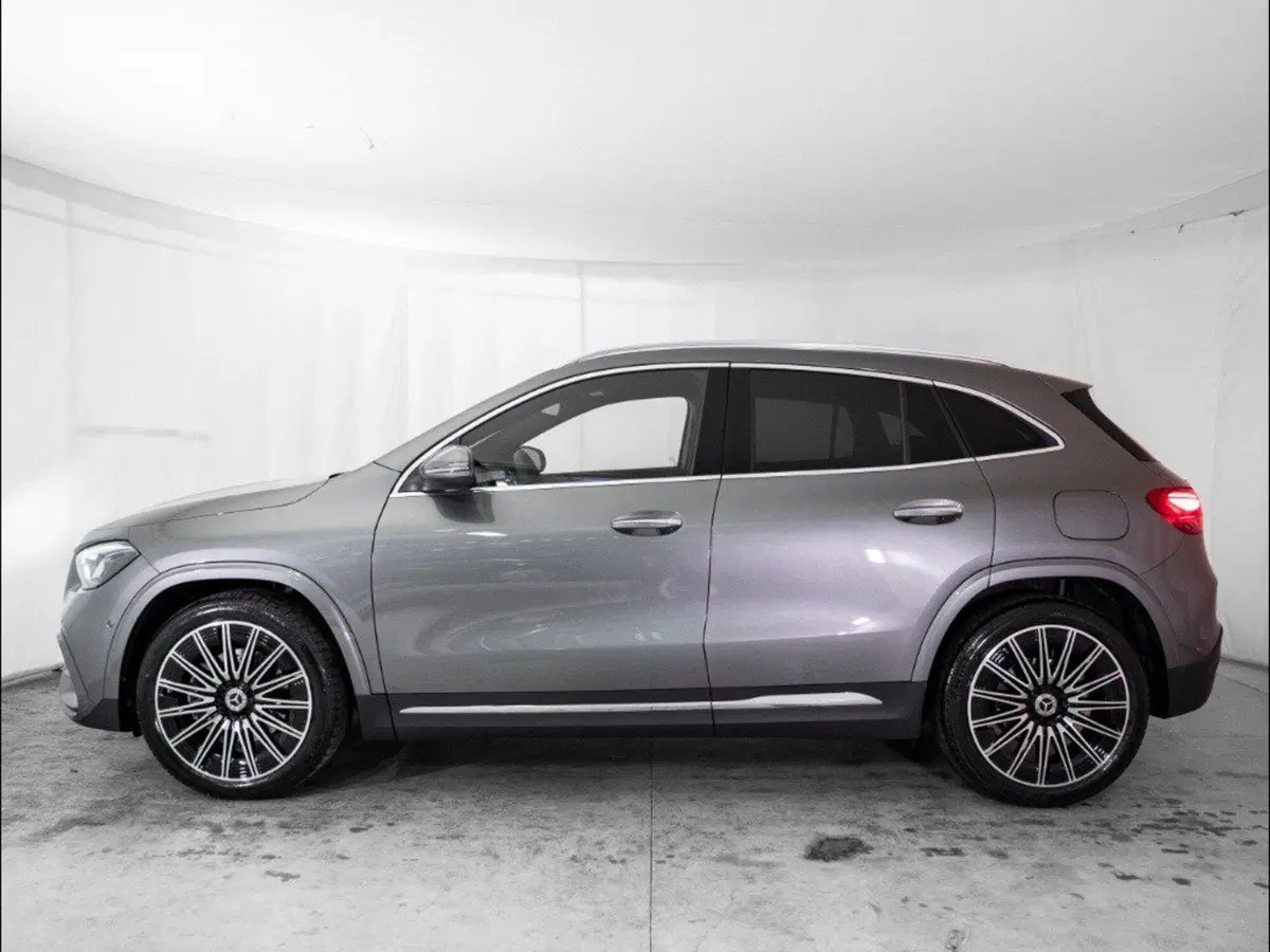 Mercedes-Benz GLA SUV nuova a Macerata (2)