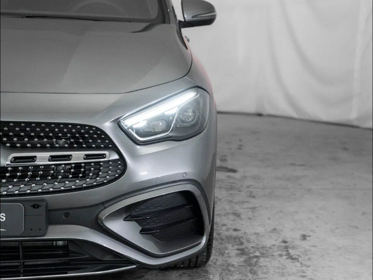 Mercedes-Benz GLA SUV nuova a Macerata (6)