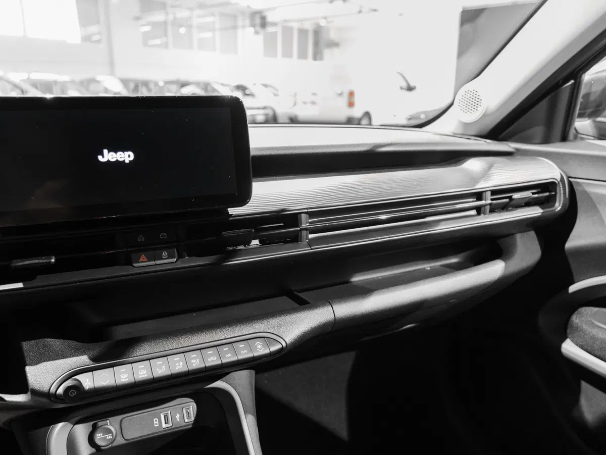 Jeep Avenger nuova a Prato (3)