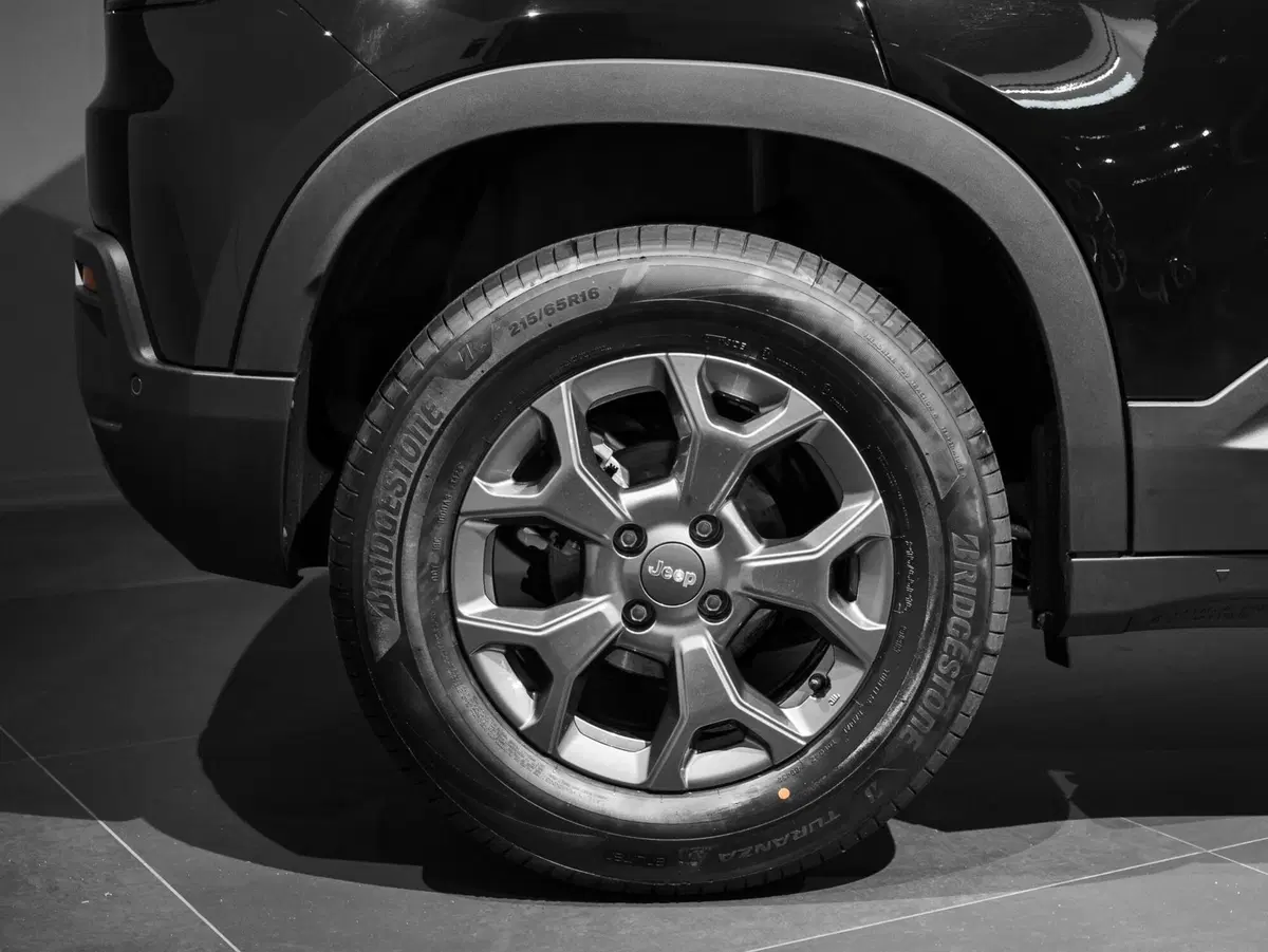 Jeep Avenger nuova a Prato (4)