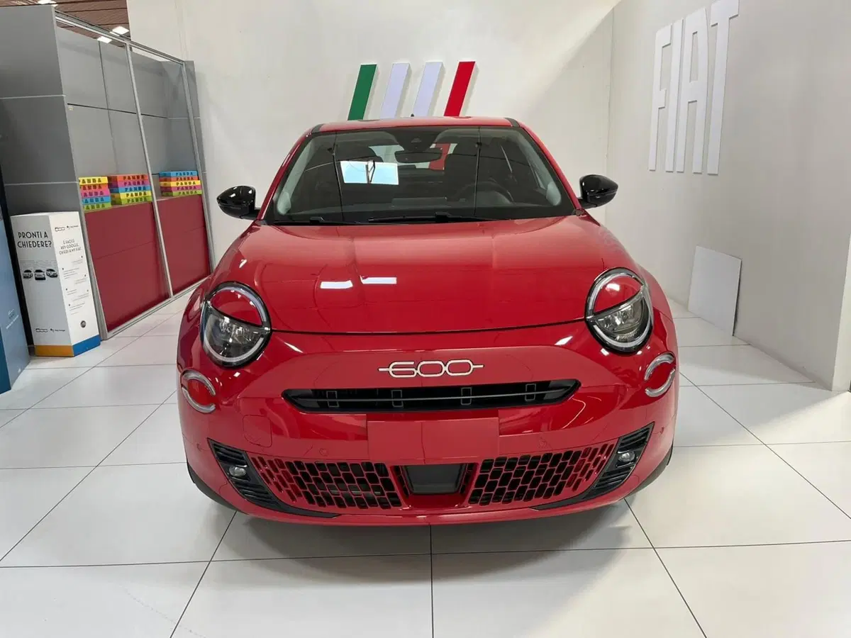 Fiat 600 nuova a Lucca (2)