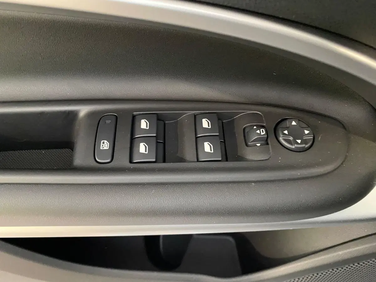 Jeep Avenger nuova a Milano (19)