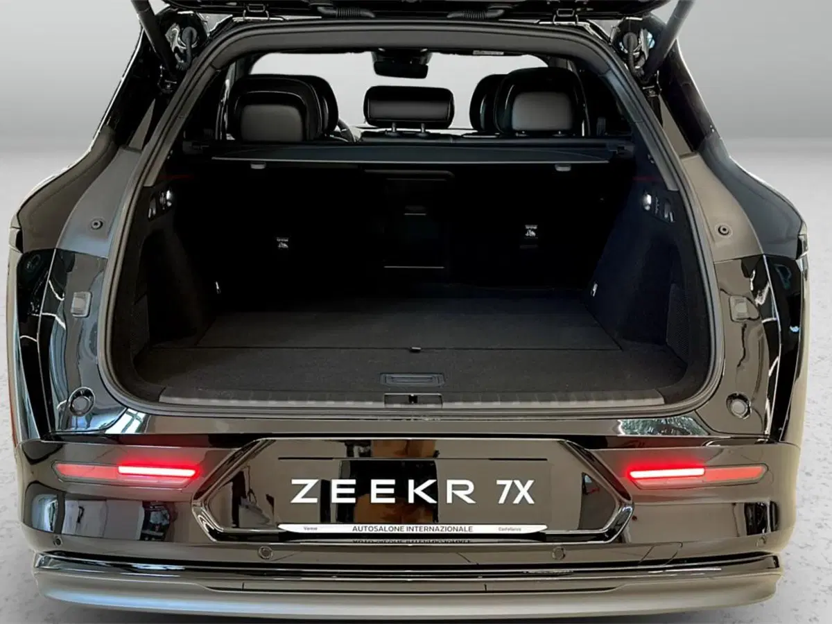 Zeekr 7X nuova a Varese (11)