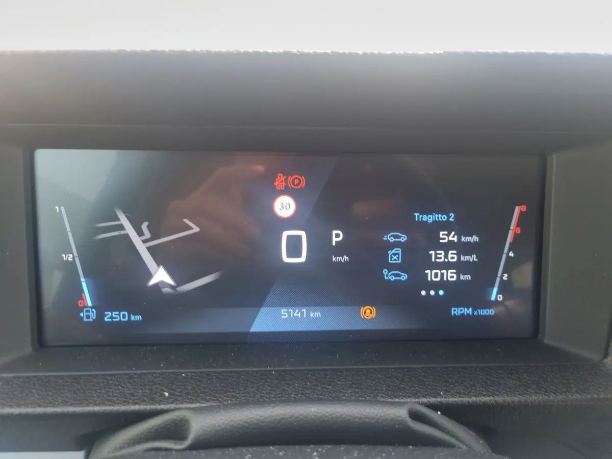 Peugeot Traveller usata a Varese (10)
