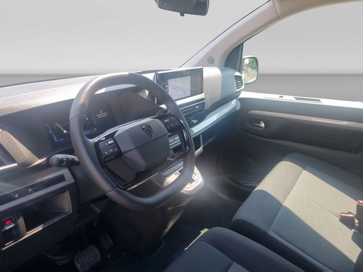 Peugeot Traveller usata a Varese (11)