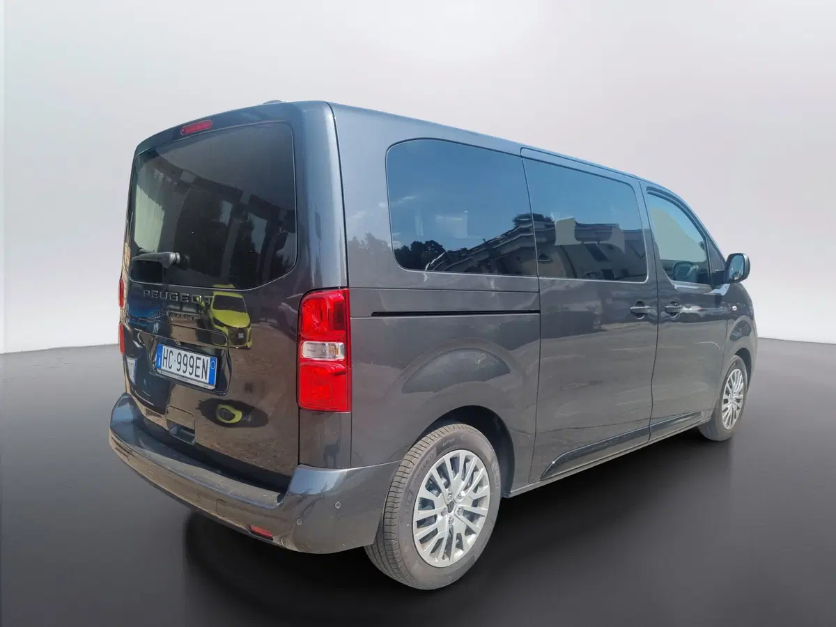Peugeot Traveller usata a Varese (18)