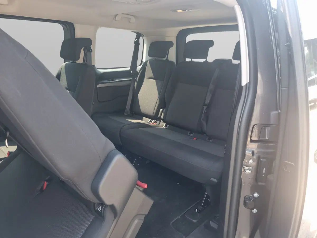 Peugeot Traveller usata a Varese (19)
