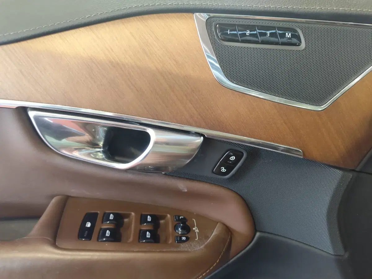 Volvo XC90 usata a Milano (18)