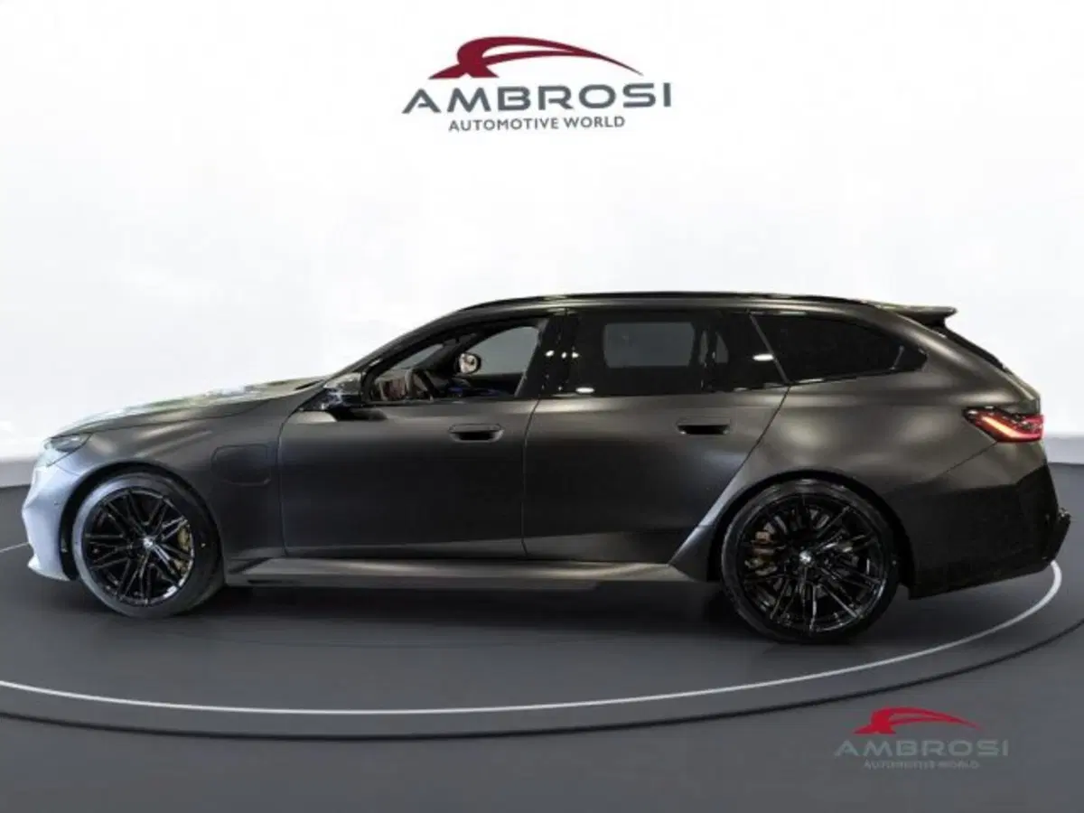 BMW Serie 5 Touring nuova a Perugia (5)