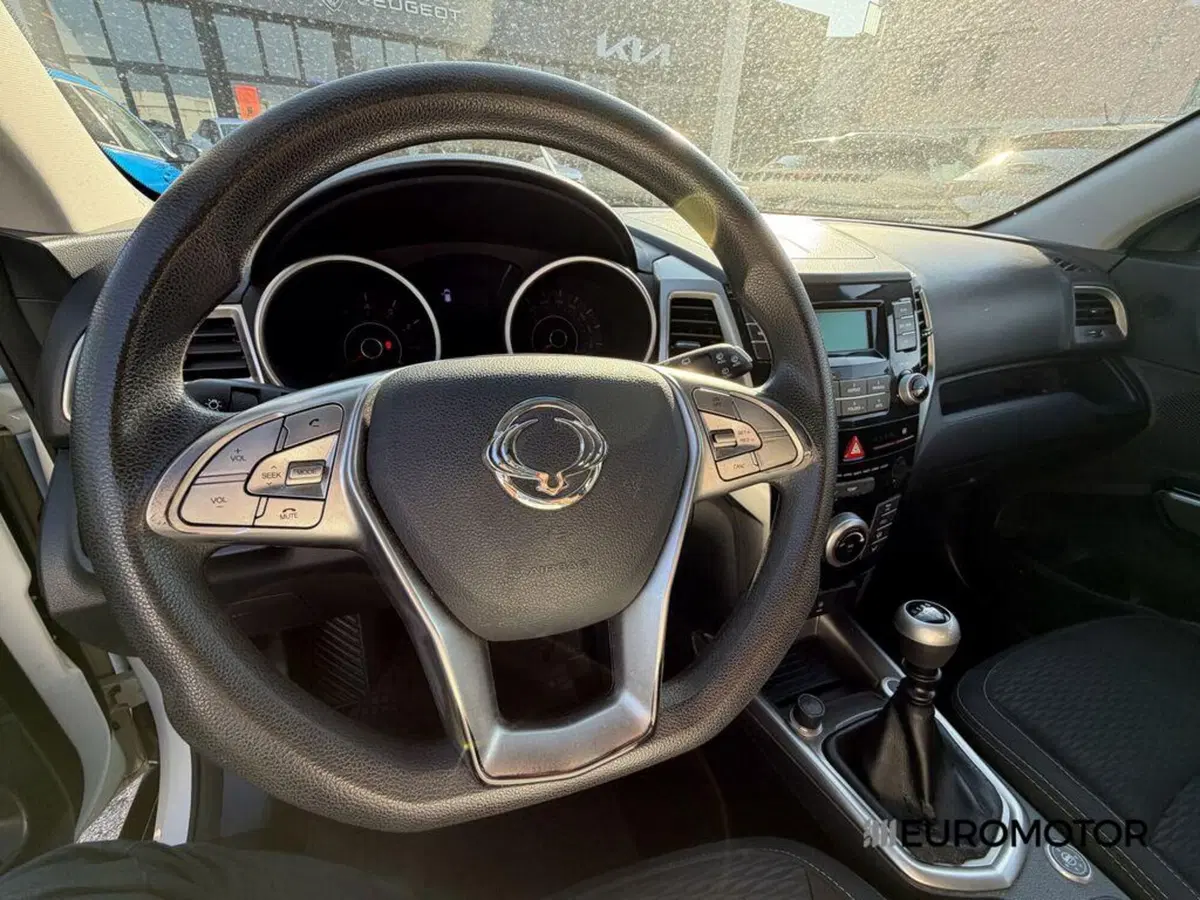 Ssangyong Tivoli usata a Bari (15)