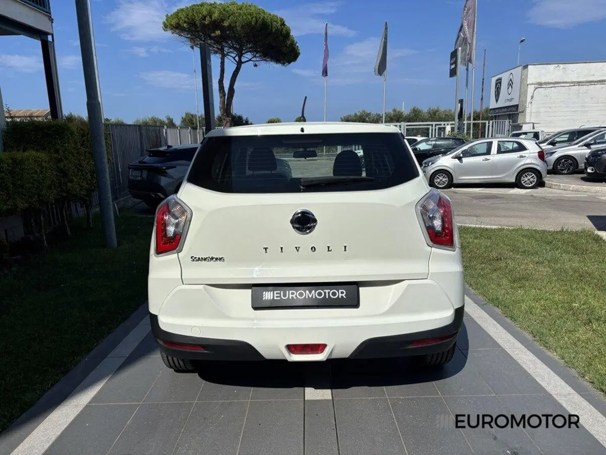 Ssangyong Tivoli usata a Bari (6)