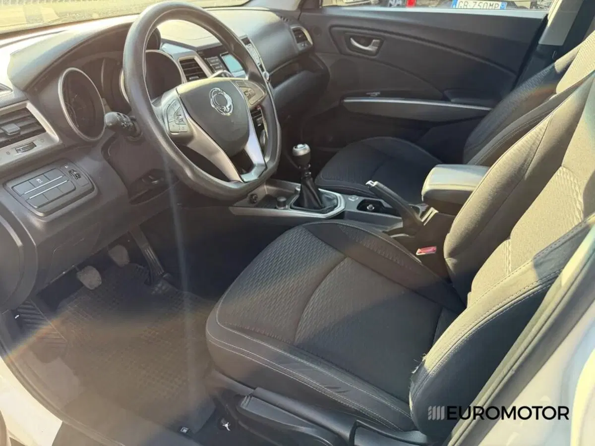 Ssangyong Tivoli usata a Bari (9)