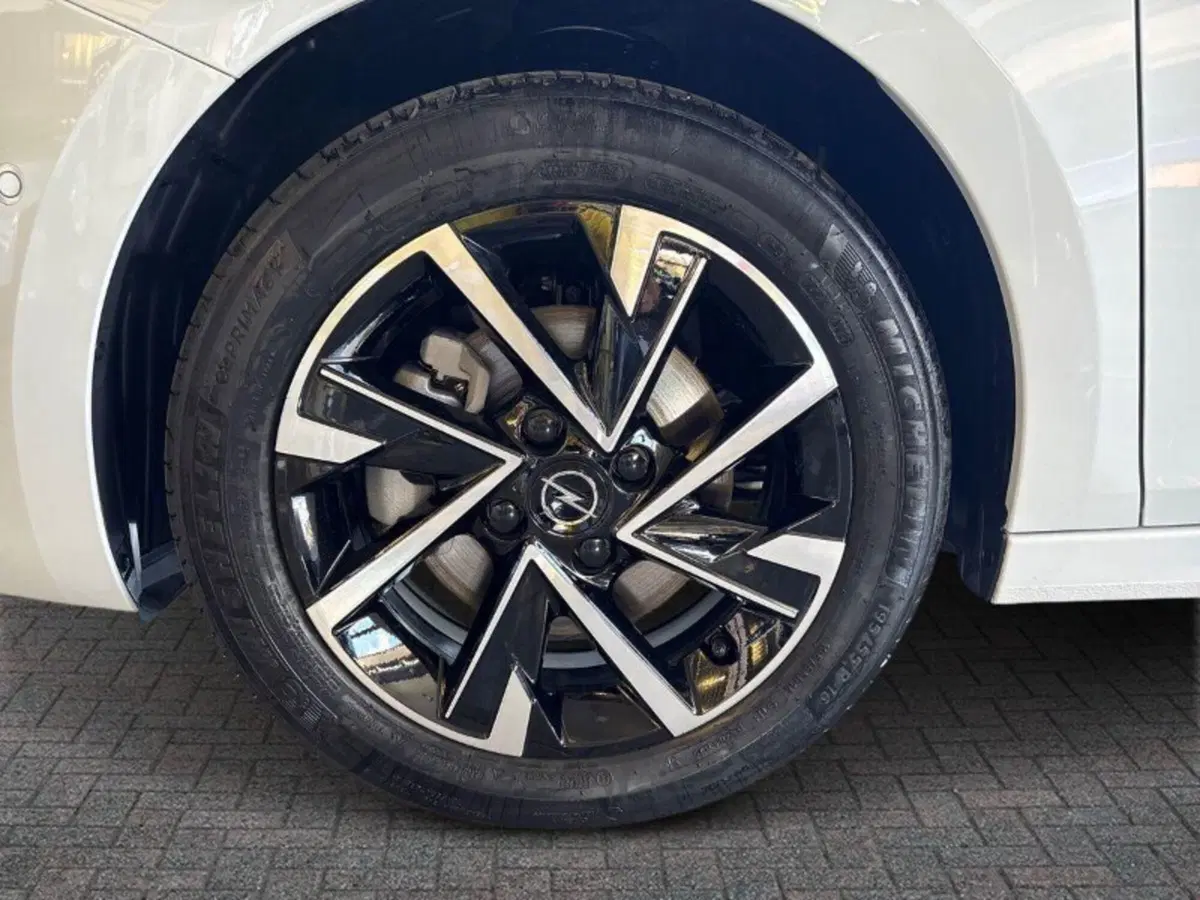 Opel Corsa nuova a Lecco (7)