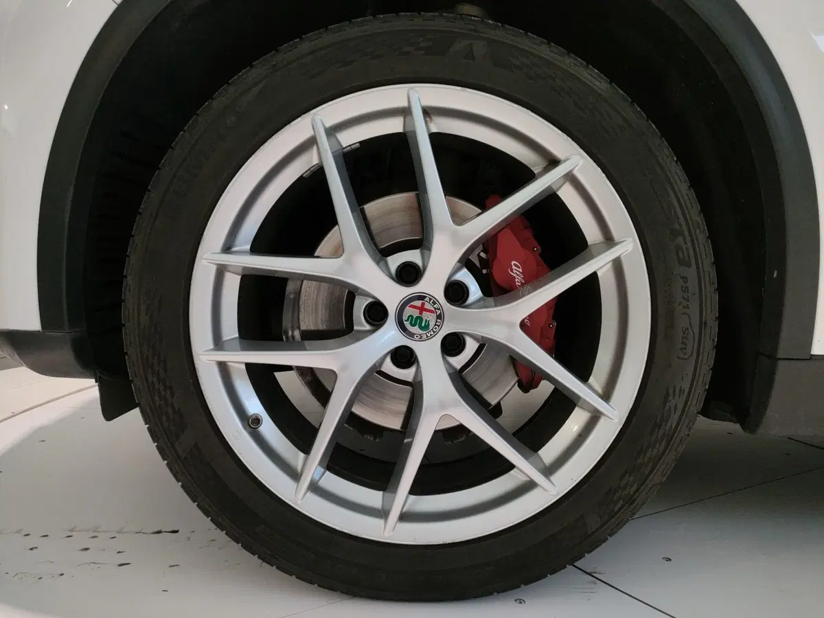 Alfa Romeo Stelvio usata a L'Aquila (7)