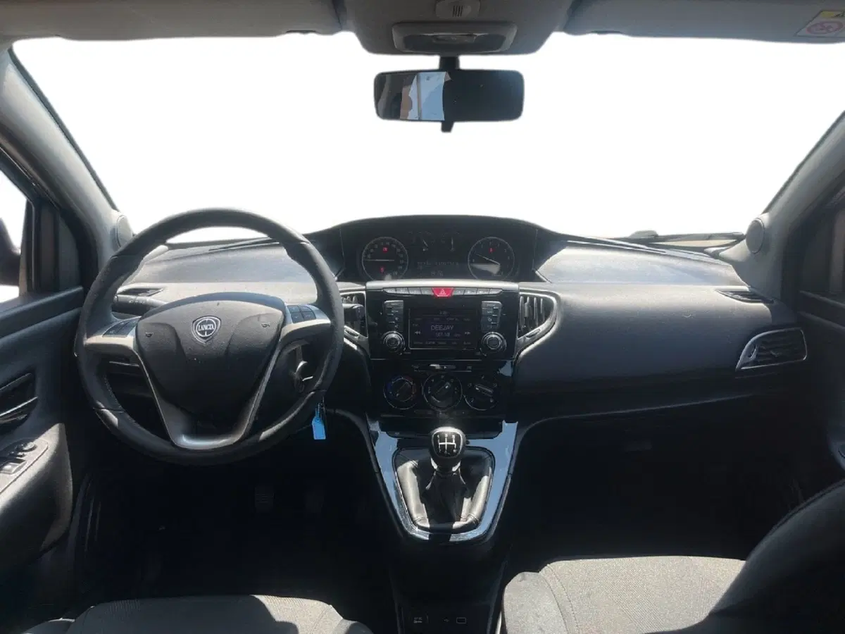Lancia Ypsilon usata a Torino (10)